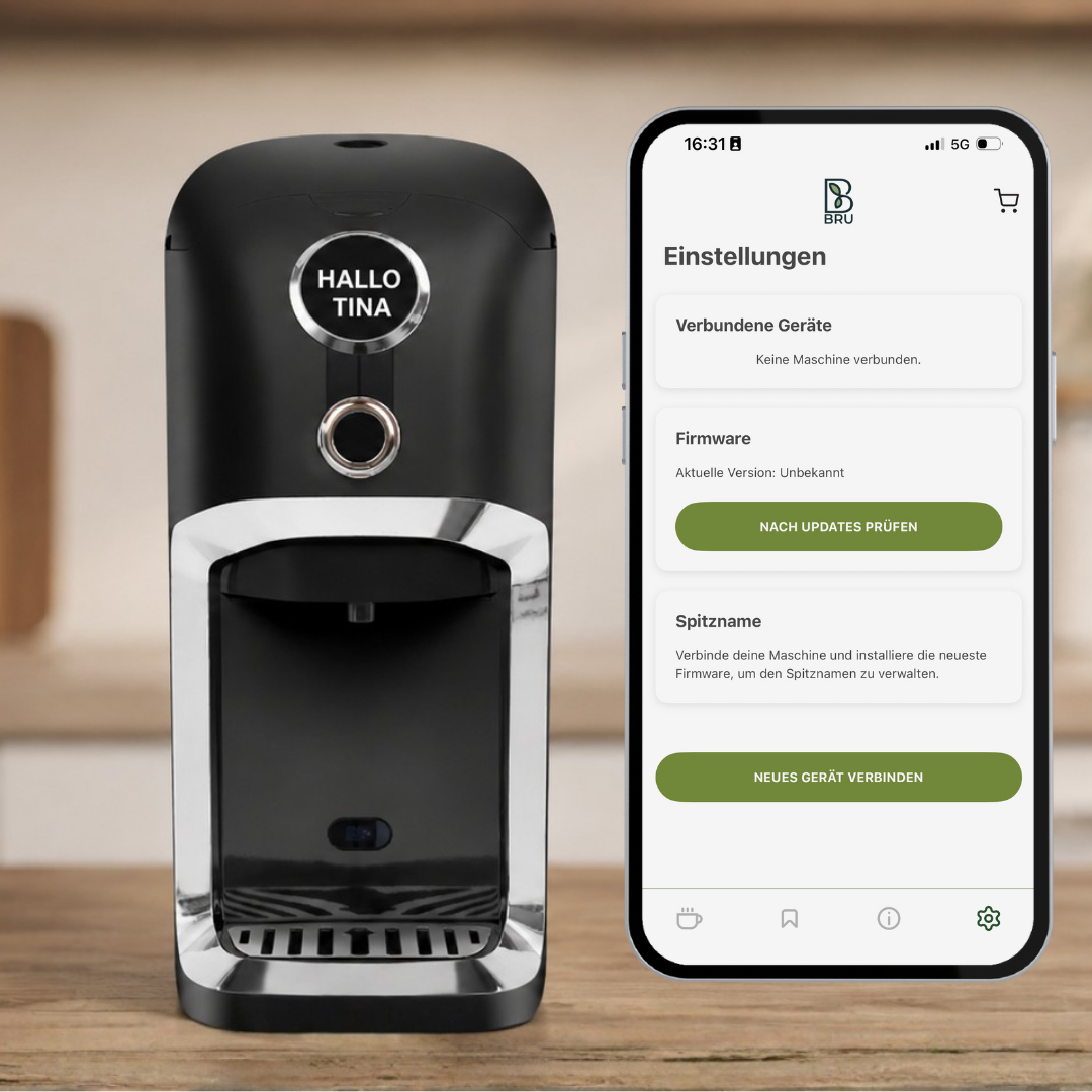 BRU Teemaschine begrüsst mit Hallo Tina: Die Maschine bekommt in der App einen eigenen Namen, dazu Firmware-Updates und Geräteverbindung in den App-Einstellungen. Personalisierung, die kein Wasserkocher bietet.