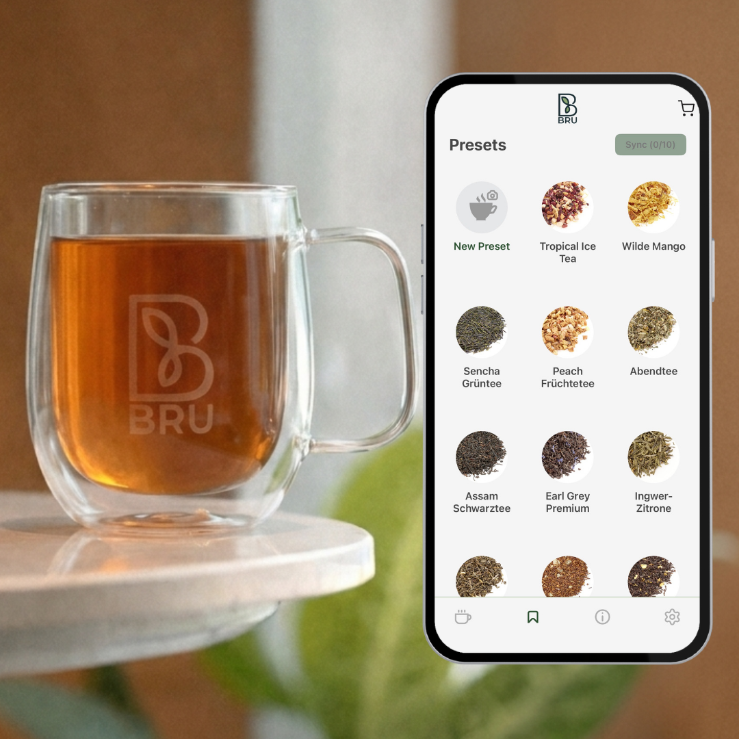 Doppelwandige BRU Glastasse mit frisch gebrühtem Tee neben der BRU App mit Presets für Tropical Ice Tea, Wilde Mango, Sencha, Peach, Abendtee, Assam, Earl Grey und Ingwer-Zitrone. Jede Sorte auf Knopfdruck perfekt gebrüht.