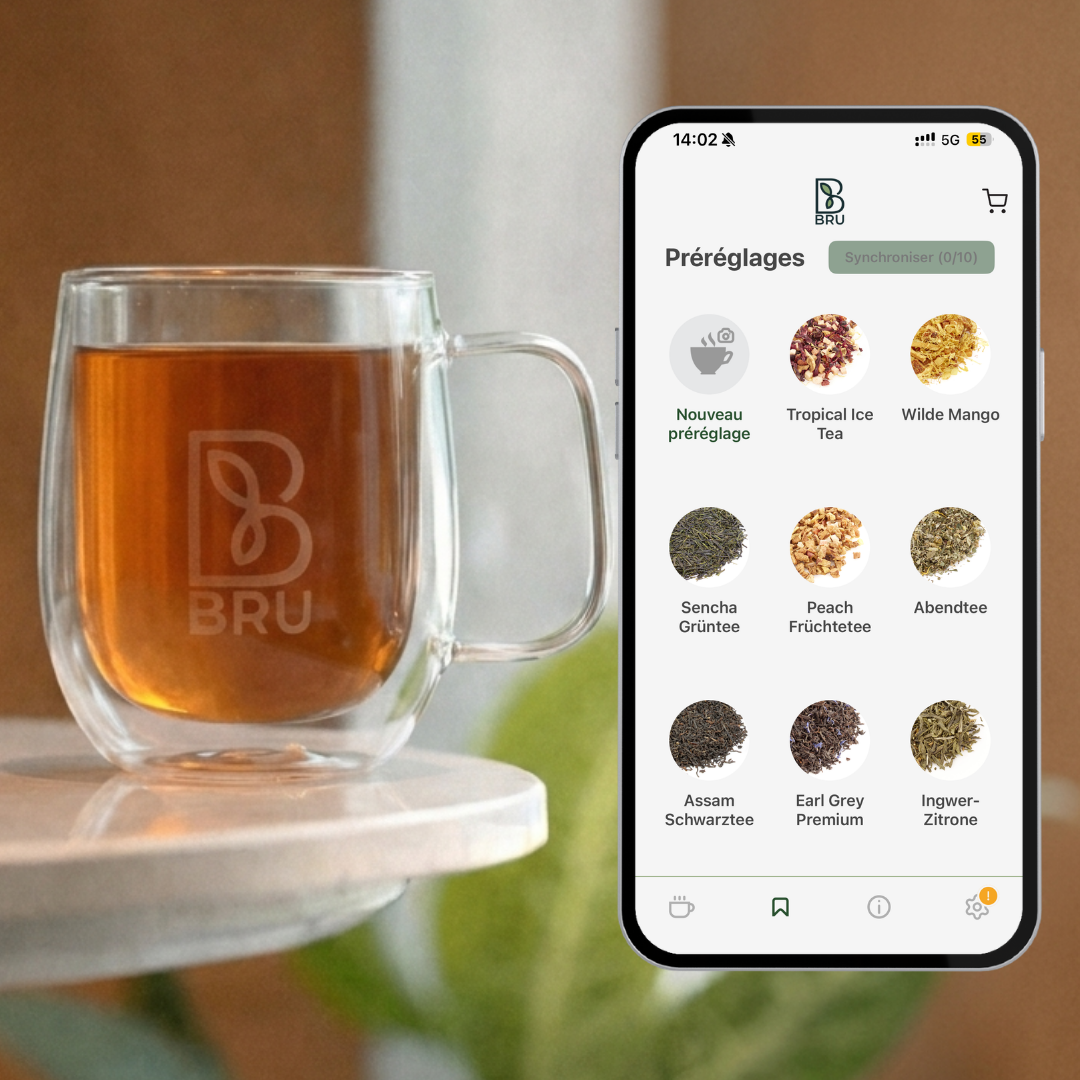 Tasse en verre BRU double paroi remplie de thé fraîchement infusé à côté de l'application BRU avec les préréglages Tropical Ice Tea, Wilde Mango, Sencha, Peach, Abendtee, Assam, Earl Grey et Ingwer-Zitrone. Chaque variété parfaitement infusée sur pression d'un bouton.