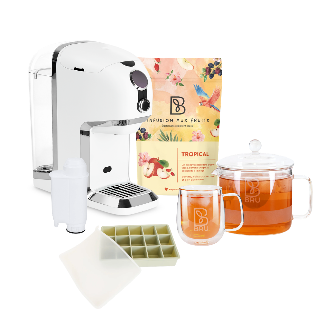 BRU Eistee-Set: BRU Maker One Teemaschine in Weiss Chrome mit einer Packung Früchtetee Tropical in französischer Verpackung, Glaskrug mit Eistee, doppelwandiger Tasse, Wasserfilter und Eiswürfelform