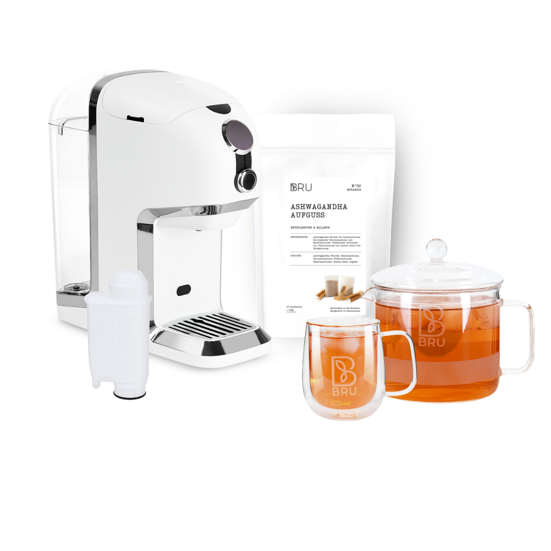 BRU Vital-Set: BRU Maker One Teemaschine in Weiss Chrome mit einer Packung Ashwagandha Aufguss, Glaskrug, doppelwandiger Tasse und Wasserfilter